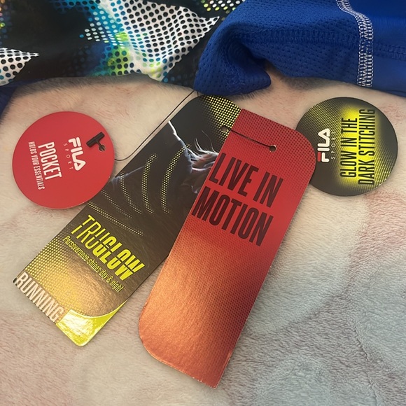 ☀️ 3 / $15 Sale☀️ Fila Spot Running Top *Glows, Pocket - Picture 7 of 10